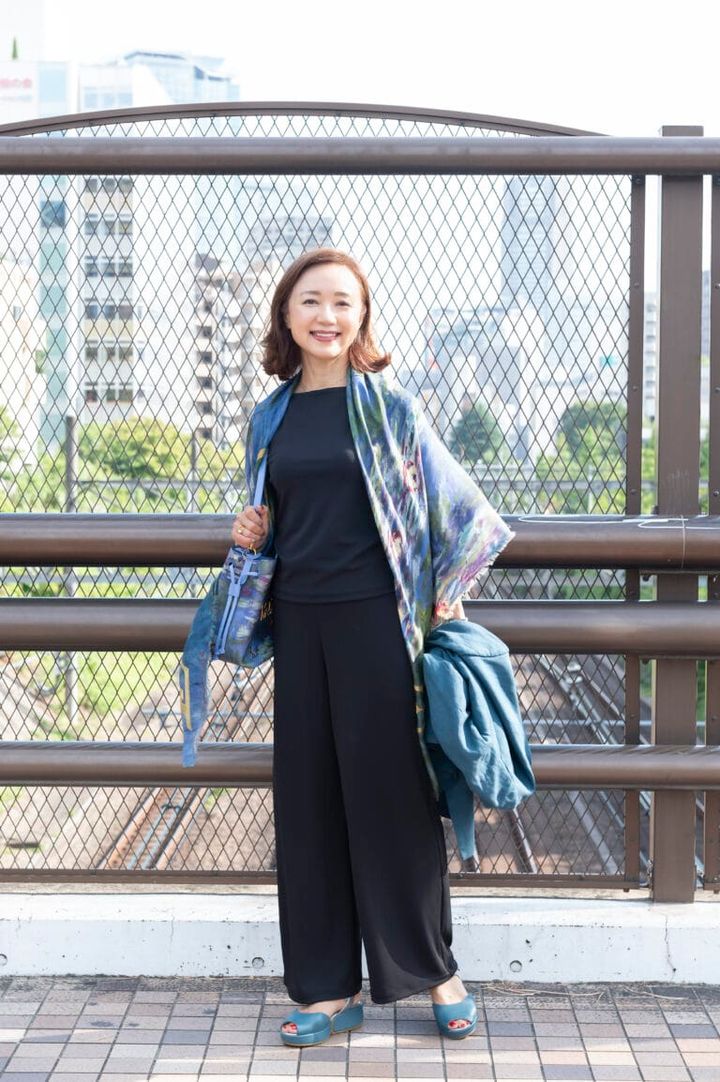 タンクトップ・ワイドパンツ･･･ユニクロ、 ストール・バッグ･･･ルイ・ヴィトン、 シューズ･･･fitfit