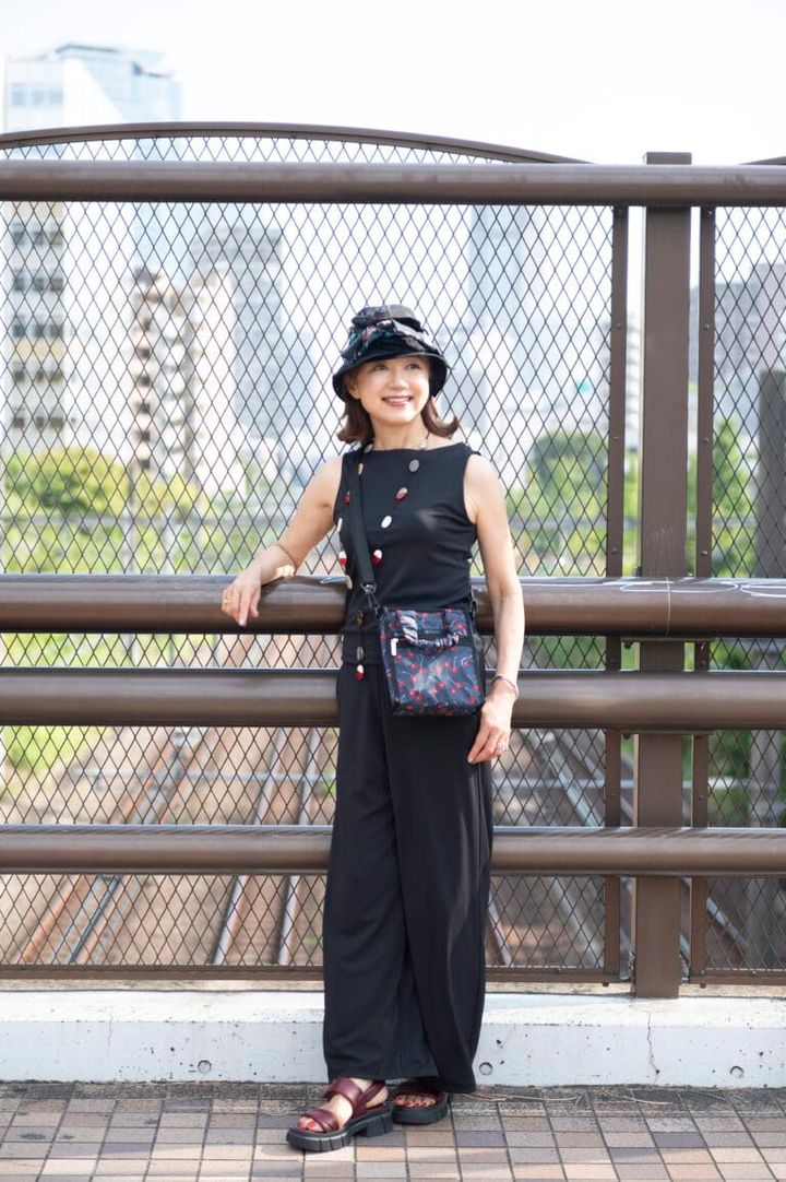 タンクトップ・ワイドパンツ･･･ユニクロ、 ポシェット･･･レスポートサック、 ネックレス･･･アビステ、 帽子･･･CA4LA