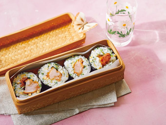 ラップで簡単！ 唐揚げを具にした海苔巻き風の「ロールおにぎり」の作り方の画像1
