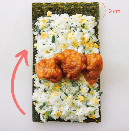 ラップで簡単！ 唐揚げを具にした海苔巻き風の「ロールおにぎり」の作り方の画像2