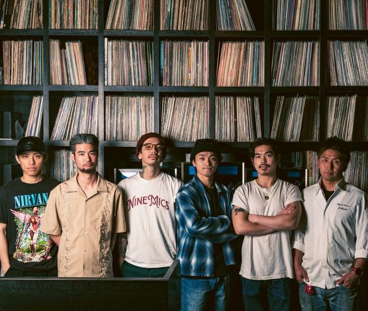 店長の鉄井武氏（左から3番目）と店を愛するスタッフたち。