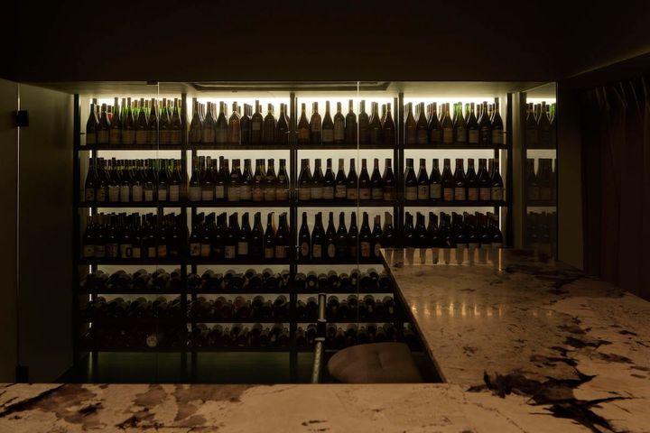 これだけのナチュラルワインのコレクションを揃えるバーは都内でも珍しい。