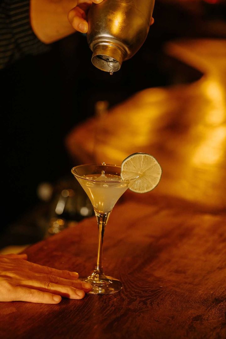定番のマティーニやオリジナルのカルダモンジントニックなど、カクテルを楽しみながら古今東西の名曲に耳を傾ける。