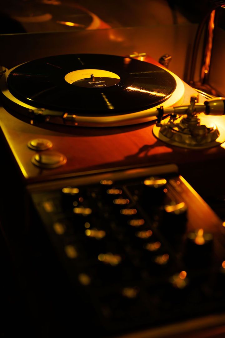 デノン製のプレーヤーは、生産終了になってしまったモデルをパーツごとに在庫を探して揃えた。