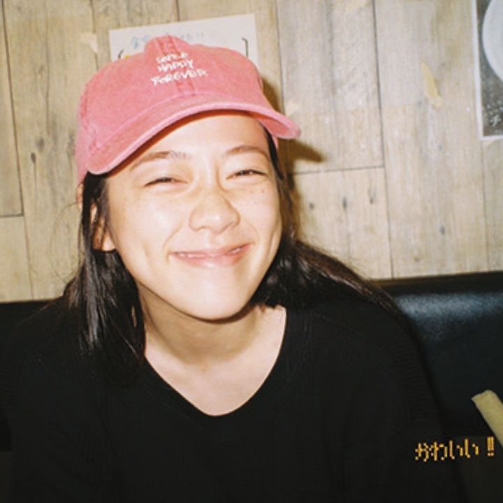 『SUPER HAPPY FOREVER』のキャップ。