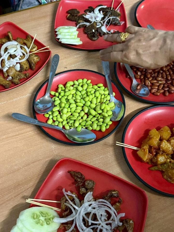 ネパールのお店に並ぶおつまみやお惣菜