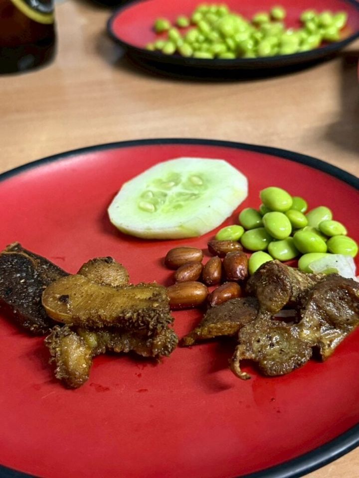 砂肝の素揚げ炒り 、水牛のピリ辛煮込み