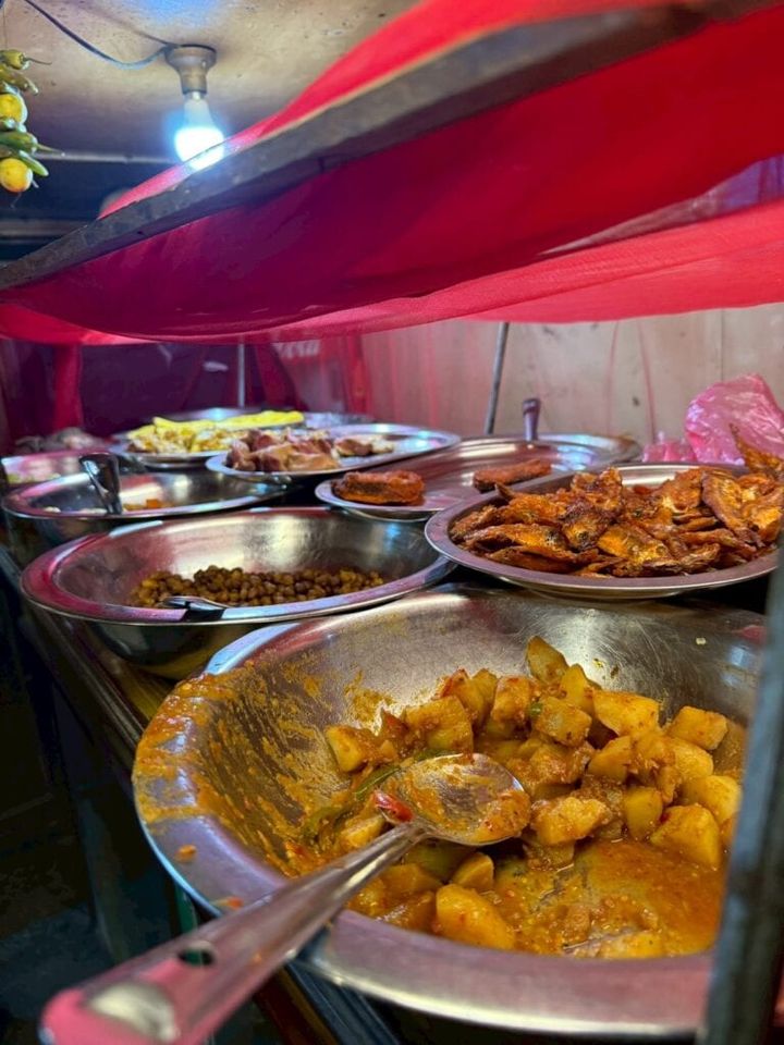 ネパールのお店に並ぶおつまみやお惣菜