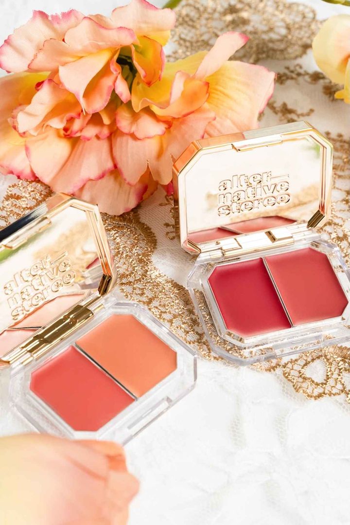 画像: リップ＆チークブラッシングペンダントエクスクルーシブキット（03 ウォームベルベット / 04 クールベルベット）各¥2,145（ともにオルタナティブステレオ）＜数量限定発売＞