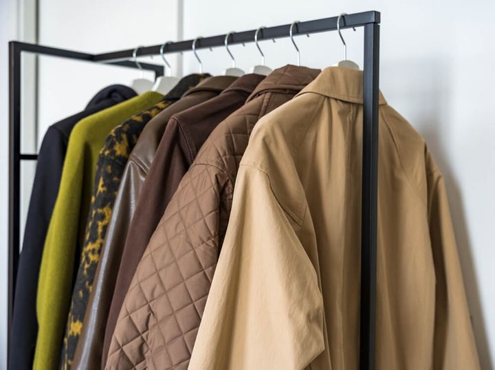 ハンガーに掛けられたさまざまなコート