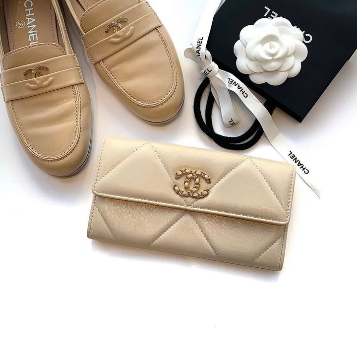 シャネルの長財布と靴