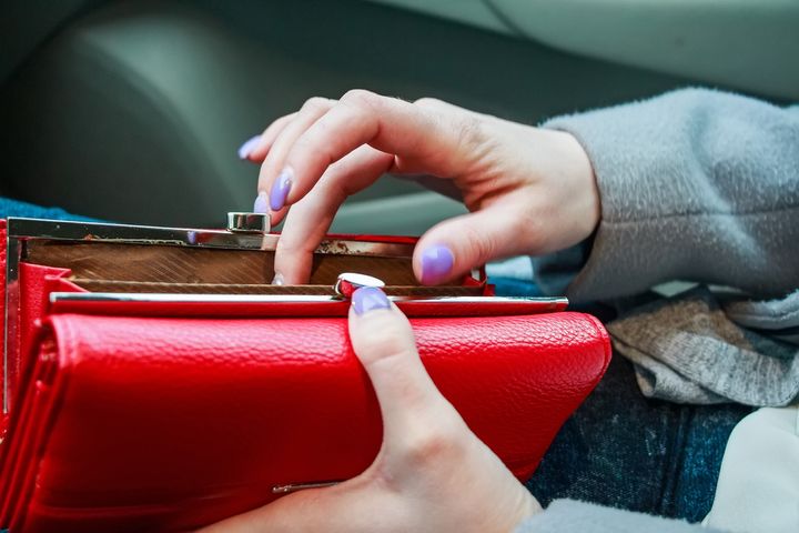 ポーチと一体になった赤いお財布