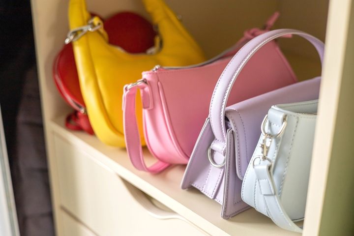 棚に並んだミニバッグ