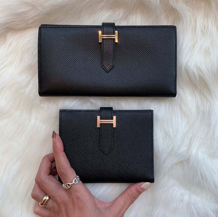 エルメスの財布と女性の手元