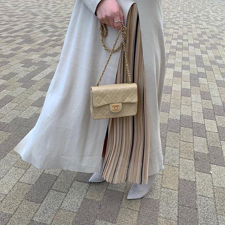 シャネルのバッグを持つ女性
