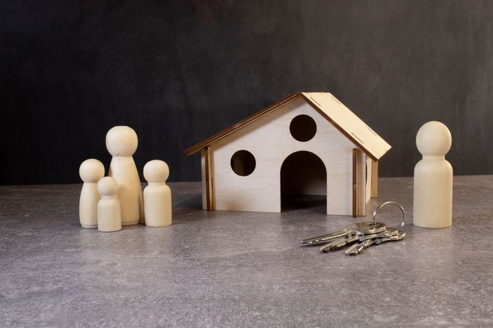 家の鍵と対立する夫婦の木製の模型