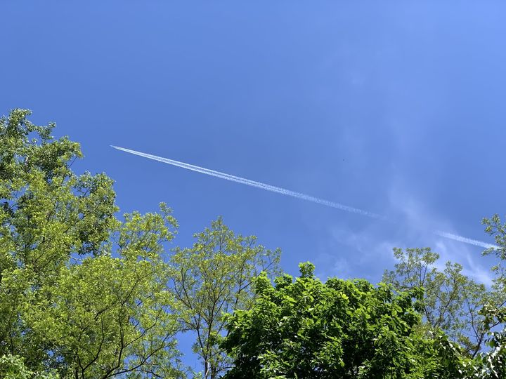 飛行機雲が発生するメカニズムとは？