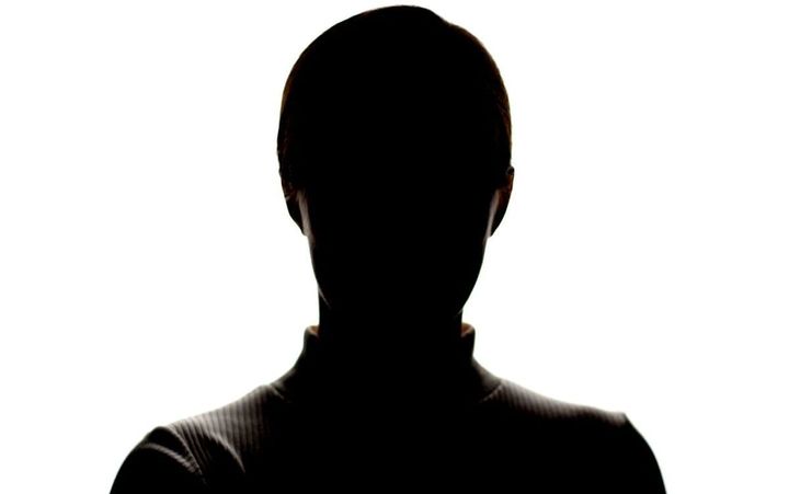 逆光の女性のシルエット