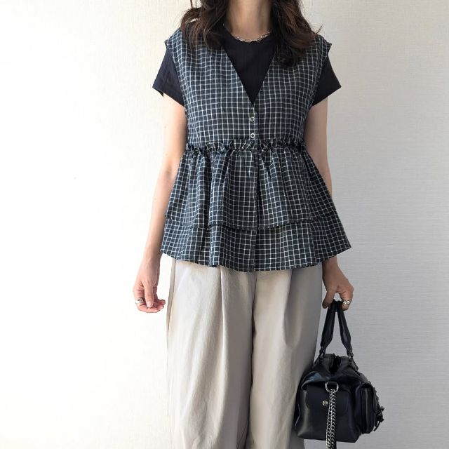 サッカーCKフリルベストを着たコーデ