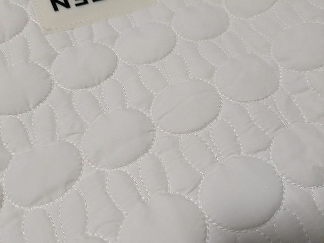 ミッフィーの耳が浮かぶキルティングのステッチをアップで撮影