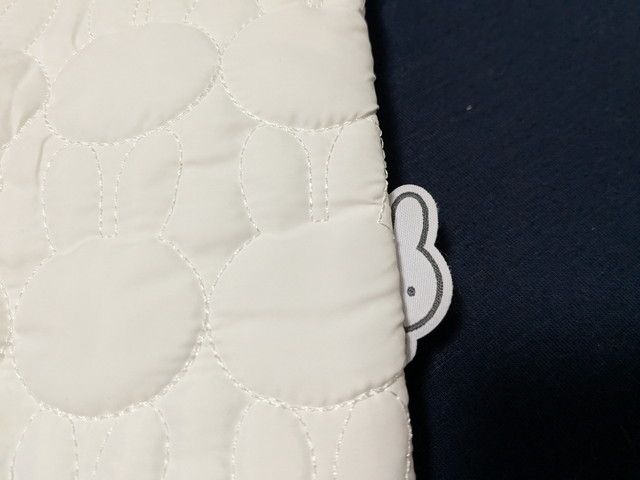 バッグのサイドからひょっこり覗くミッフィーのタグ