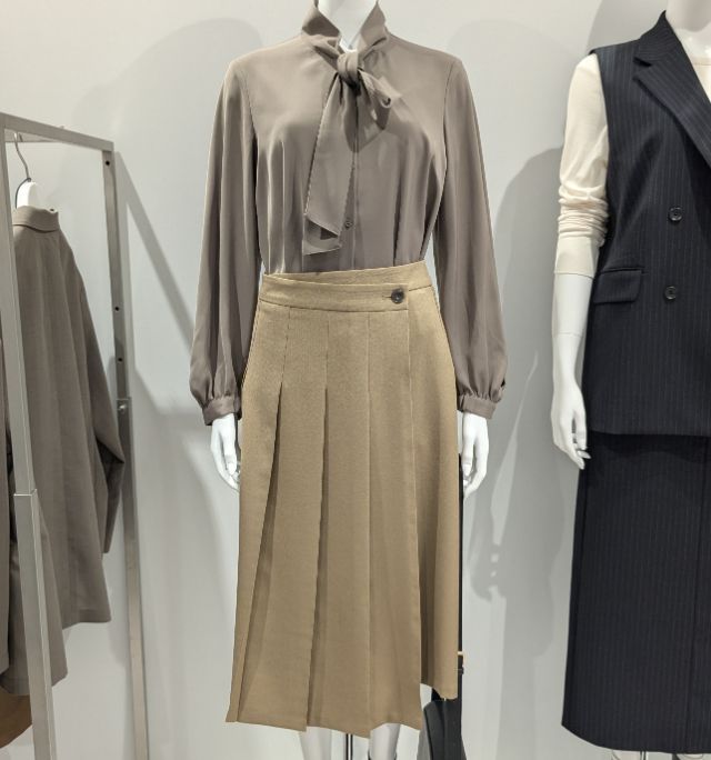 ボウタイブラウスとラッププリーツミディスカートのコーデ