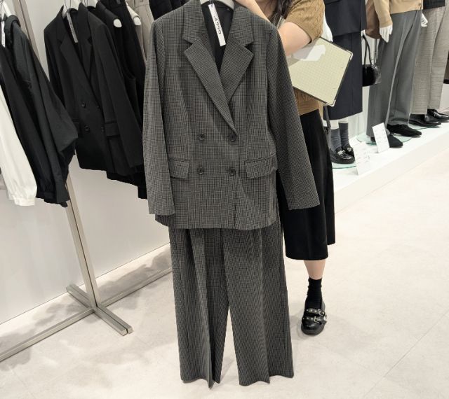 ダブルブレストチェックジャケットとタックワイドチェックパンツのセットアップ