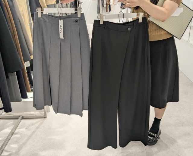 ラッププリーツミディスカートとラップスラックス