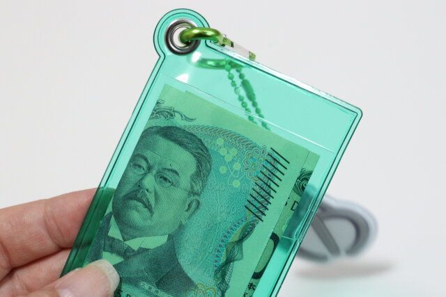 ダイソーのクリアカードケース エイリアンは裏面にもカードを収納できる