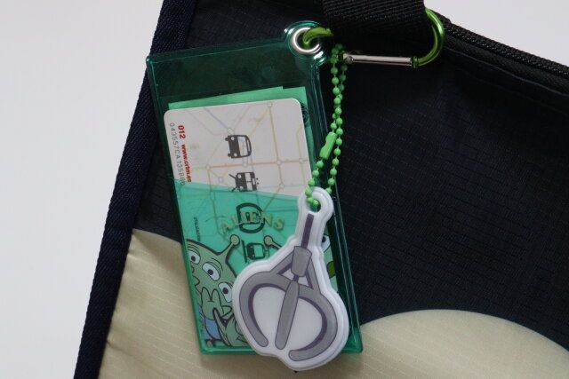 ダイソーのクリアカードケース エイリアンはハトメ付きで耐久性が高い
