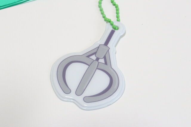 ダイソーのクリアカードケース エイリアンのチャーム