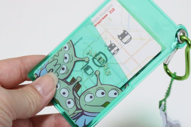ダイソーのクリアカードケース エイリアンにカードを収納