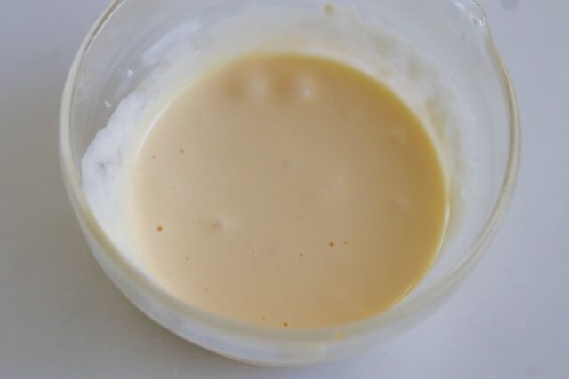 マヨネーズ、卵黄、酢、練からし（お好みで）を混ぜ合わせてマヨソースを作る。