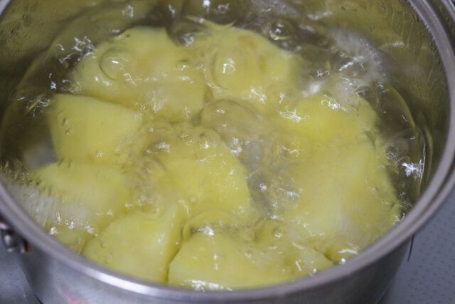 じゃがいもを茹でる。