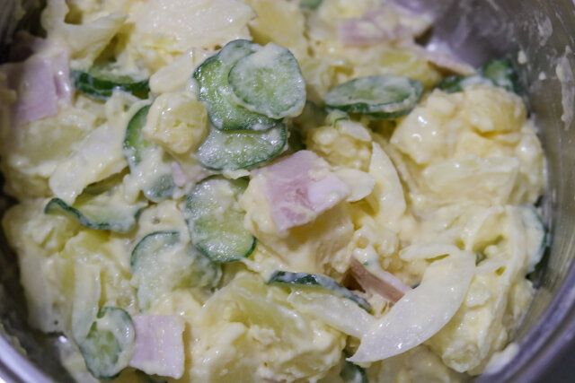 粗熱がとれた⑤にマヨソースを加えてざっくり混ぜ、水気をしぼったきゅうり、ハムも加えてさっと混ぜる。