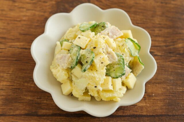 究極のポテトサラダ 角切りにしたプロセスチーズをプラス
