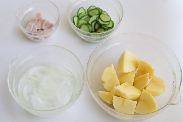 カットしたハム、玉ねぎ、きゅうり、じゃがいも