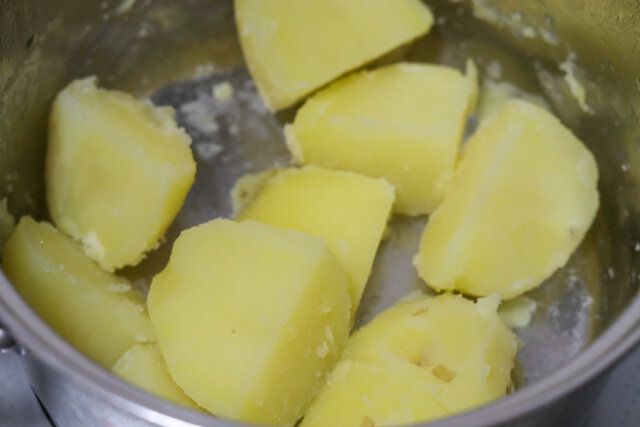 じゃがいもを粉ふきいもにする。