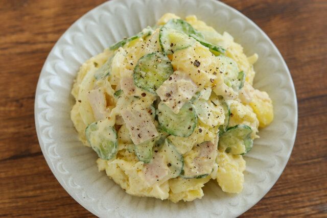 器に盛り、黒こしょうをふる。