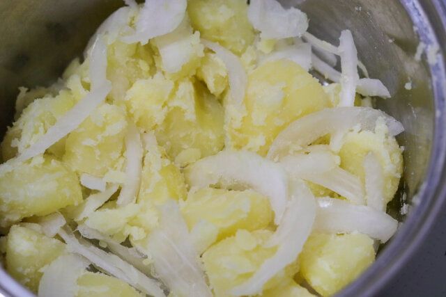 温かいうちにざっくりとつぶし、下味の塩、酢を加えて混ぜ、水気をしぼったたまねぎを加えて混ぜ合わせる。