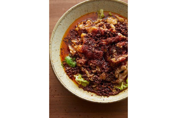 しびれる辛さがたまらない“水煮肉片（スイズゥロウピェン）”