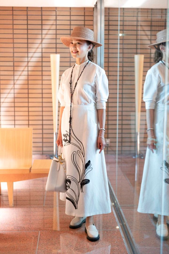 トップス･･･ユニクロ、 スカート･･･ZARA、 帽子･･･ヘレンカミンスキー、 ロングネックレス･･･SuperNeedle、 バッグ･･･ルイ・ヴィトン、 ローファー･･･ロマンシューズ