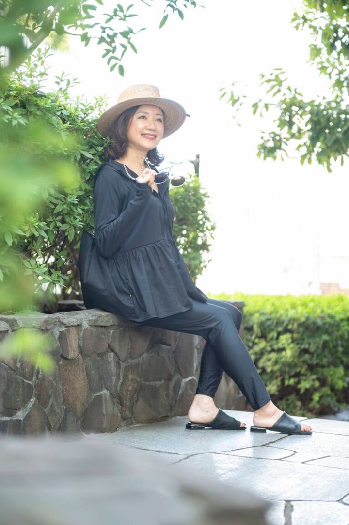 ラッシュガード･･･アンフィーロ、 水着･･･SHEIN、 サンダル･･･卑弥呼、 帽子･･･シャポーバ！、 サングラス･･･クロエ