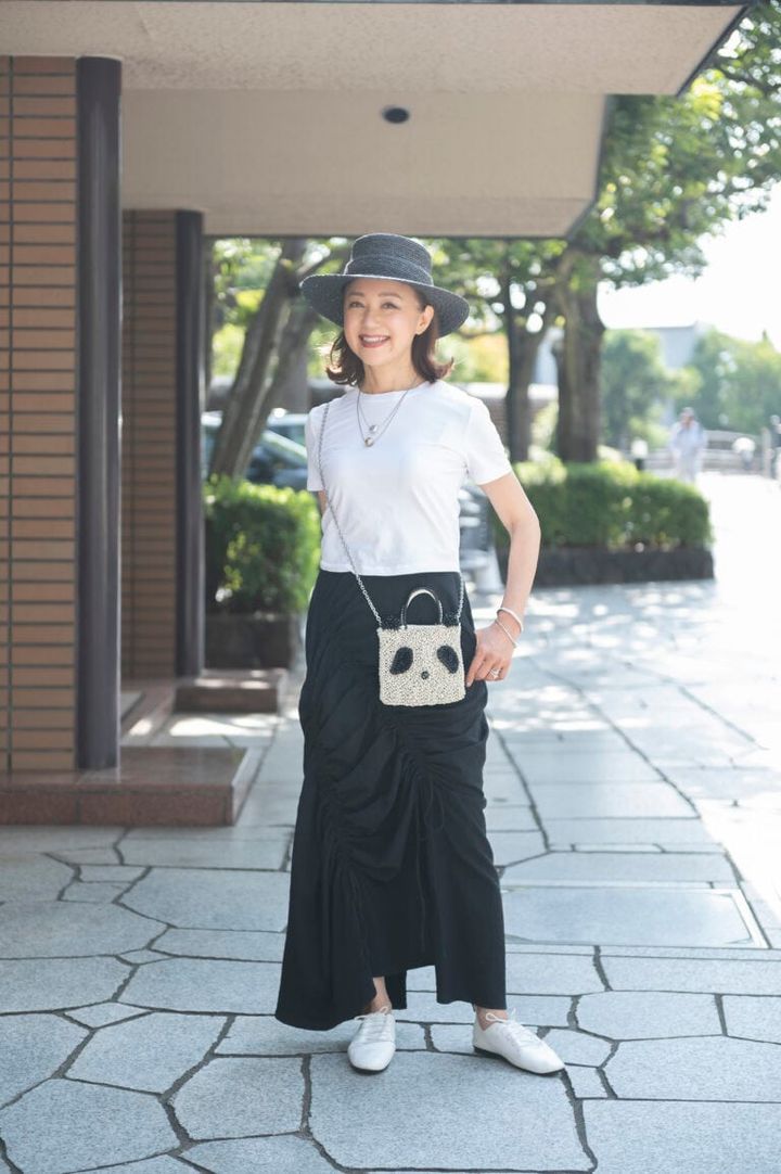 スカート･･･Styling、 白Tシャツ･･･ZARA、 帽子･･･ヘレンカミンスキー、 ネックレス･･･かんかん、 ポシェット･･･アンテプリマ、 シューズ･･･クロールバリエ