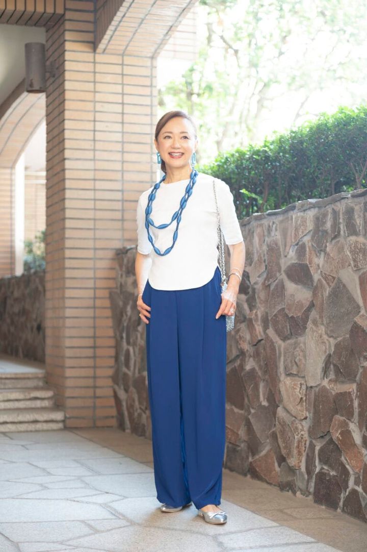 カットソー･･･ SOÉJU、 ボトムス･･･ SOÉJU、 ブルーネックレス･･･マックスマーラー、 シルバーフラットシューズ･･･GU