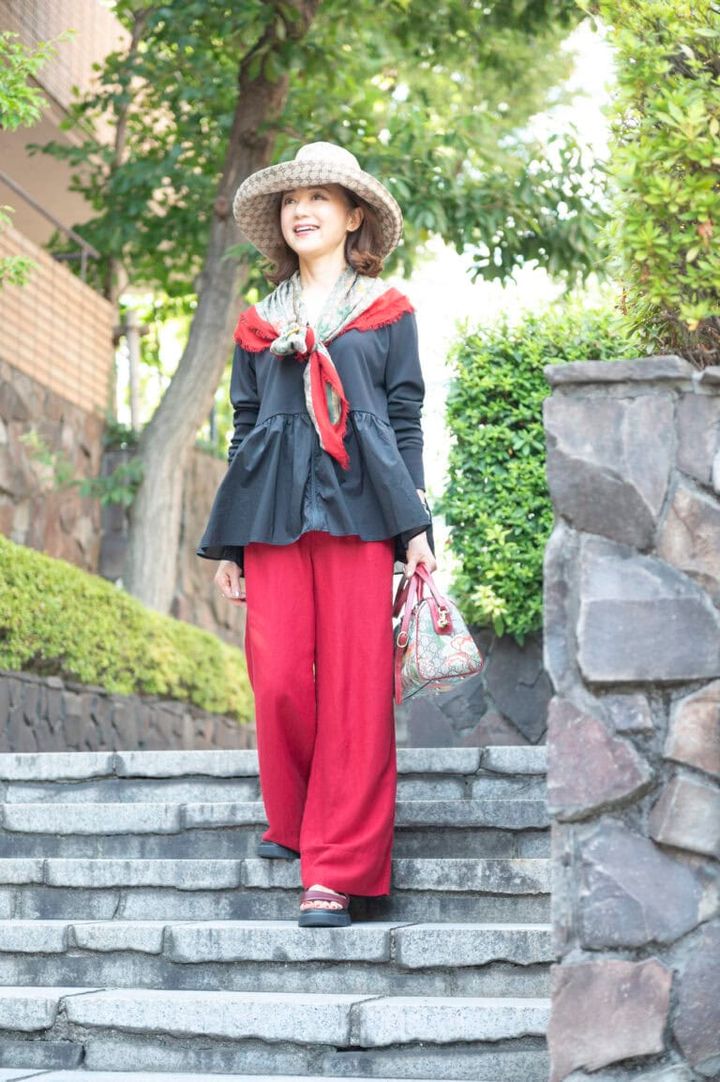 パンツ･･･H＆M、 サンダル･･･卑弥呼、 帽子、ストール、バッグ･･･グッチ