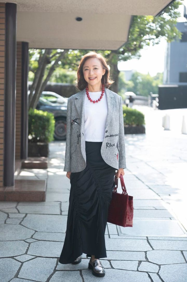 白Tシャツ･･･ZARA、 スカート･･･Styling、 ジャケット･･･ケイタマルヤマ（Styling）、 メタリックローファー･･･ダイアナ