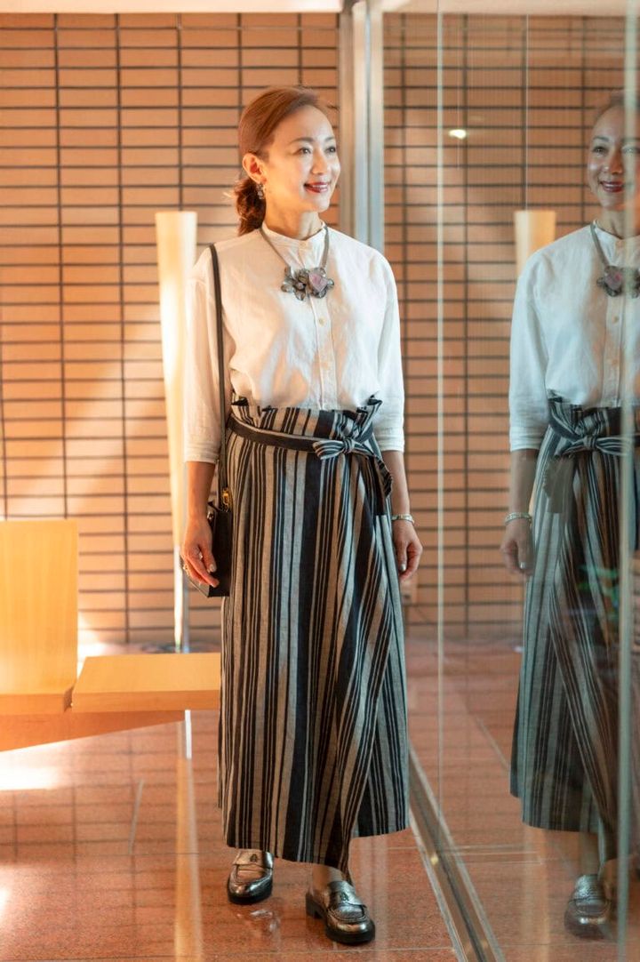 トップス･･･ユニクロ、 スカート･･･マックスマーラー、 ローファー･･･ダイアナ、 アクセサリー･･･軽井沢彫金アクセサリー、 バッグ･･･ルイ・ヴィトン