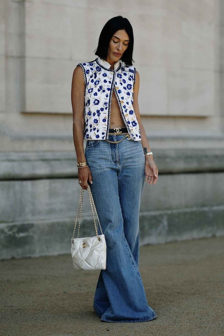 画像: 大胆フレアのパンツを選びインパクトをもたらす