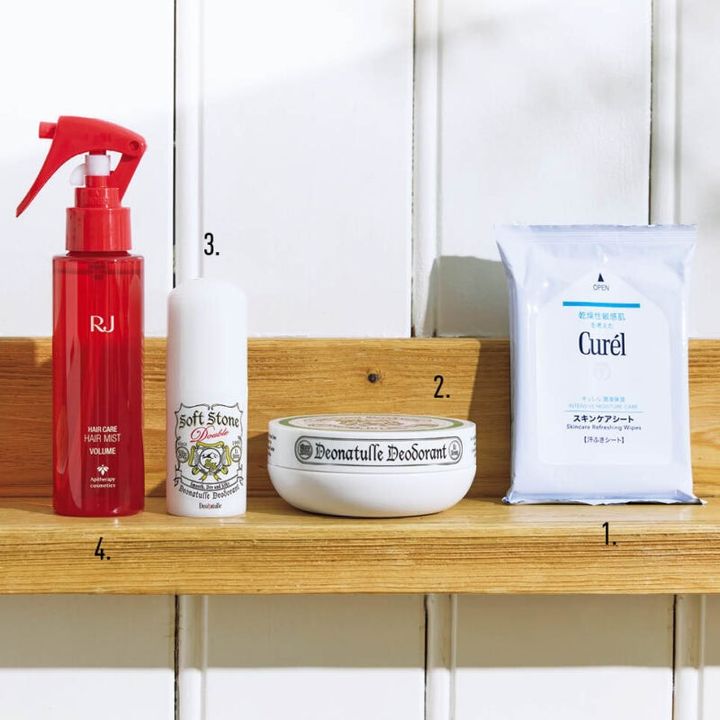 1.日焼け止めを塗り直す際も便利。「汗の刺激で肌が荒れやすいので、メントールの刺激がないのがうれしい」。キュレル スキンケアシート〈医薬部外品〉 10枚入り 330円（編集部調べ・花王） 2.「胸もとや背中などベタつく部分にはパウダーを」。デオナチュレ 薬用さらさらデオドラントパウダー 15g オープン価格 3.「外出前など自宅でのケアに」。デオナチュレ 薬用ソフトストーンW 20g オープン価格（ともにシービック） 4.朝のヘアスタイリングに使用。「自然なボリュームアップ効果とともに、頭皮のニオイを抑える働きも！」。RJふんわりヘアミスト 100mL 3630円（山田養蜂場）